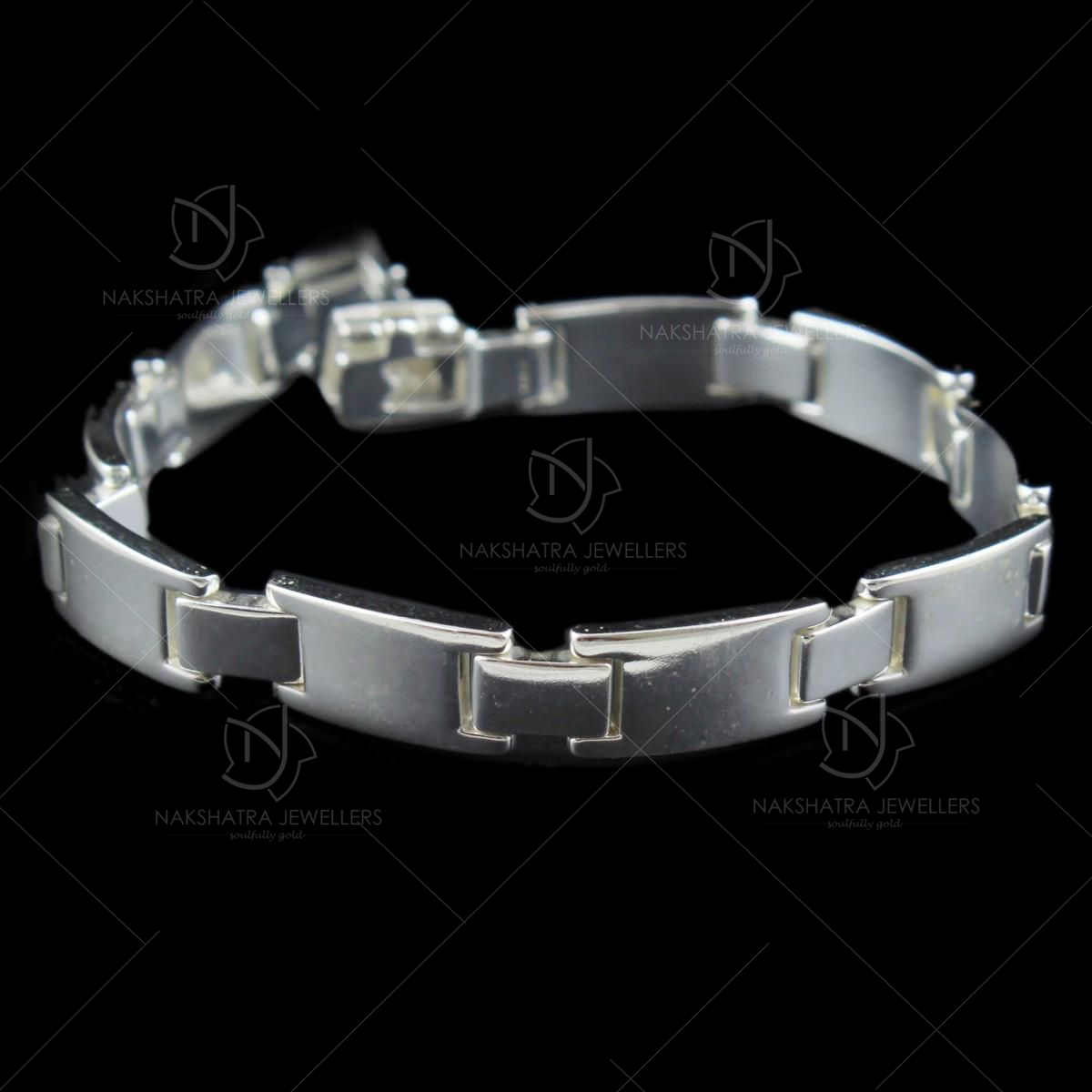 Stylish bracelet to wear on hand 11222108 PNG